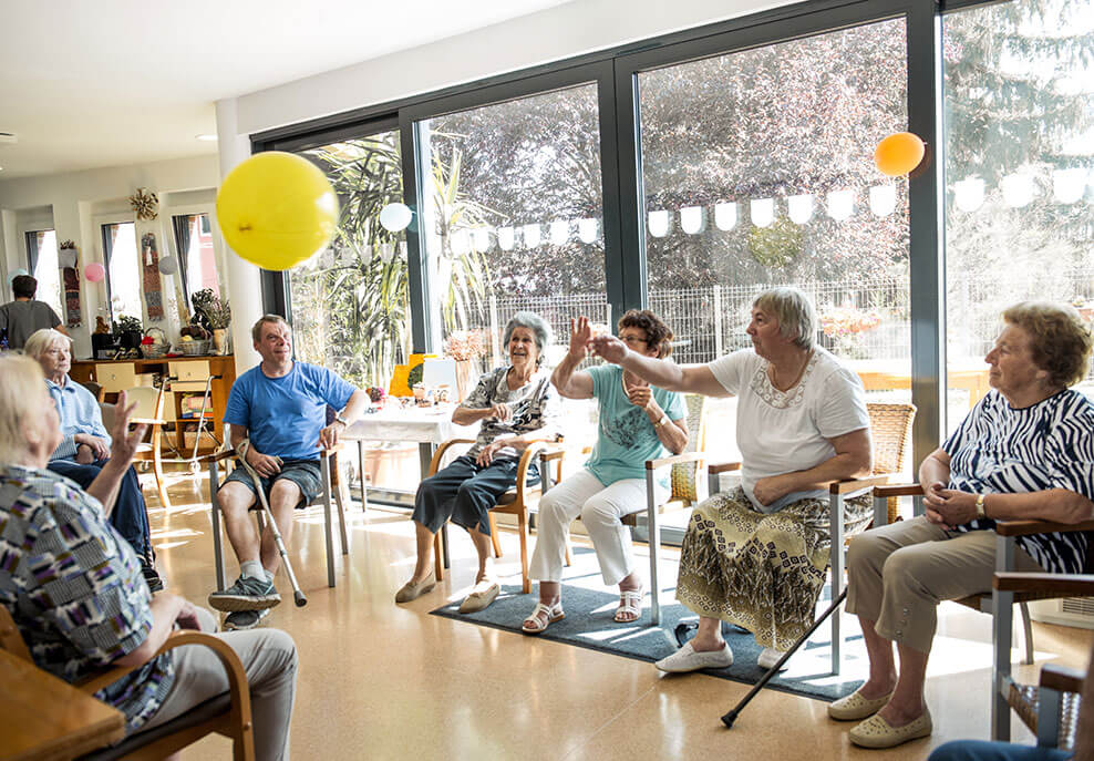 <p>Residência temporária:<br />
Para casos que você precisa de uma hospedagem por um tempo determinado e que ela seja segura e de confiança, a opção seria a residência temporária no Jardins. Nela o idoso hospeda-se por um período e o serviço inclui a hotelaria completa, atividades e cuidados em saúde.<br />
Na residência temporária todos os serviços abaixo estão incluídos:</p>
<p>- Equipe de enfermagem 24 horas;<br />
- Avaliação da Enfermeira Especialista diariamente;<br />
- Fisioterapia individual, uma vez na semana;<br />
- Avaliação nutricional periodicamente individual;<br />
- Terapia Ocupacional 3 vezes na semana;<br />
- Musicoterapia, atividades manuais, Música, dança, artesanato, hidroginástica (cronograma variado de atividades);<br />
- Monitoramento por câmeras, 24 horas;<br />
- Serviços de lavanderia;<br />
- Seis refeições diárias;<br />
- Avaliação inicial pela fonoaudióloga .</p>
